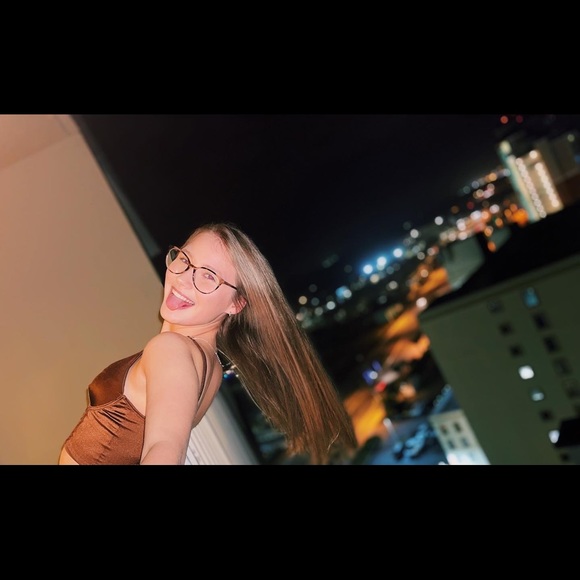 Meet your Posher, Allison - Picture 1 of 1